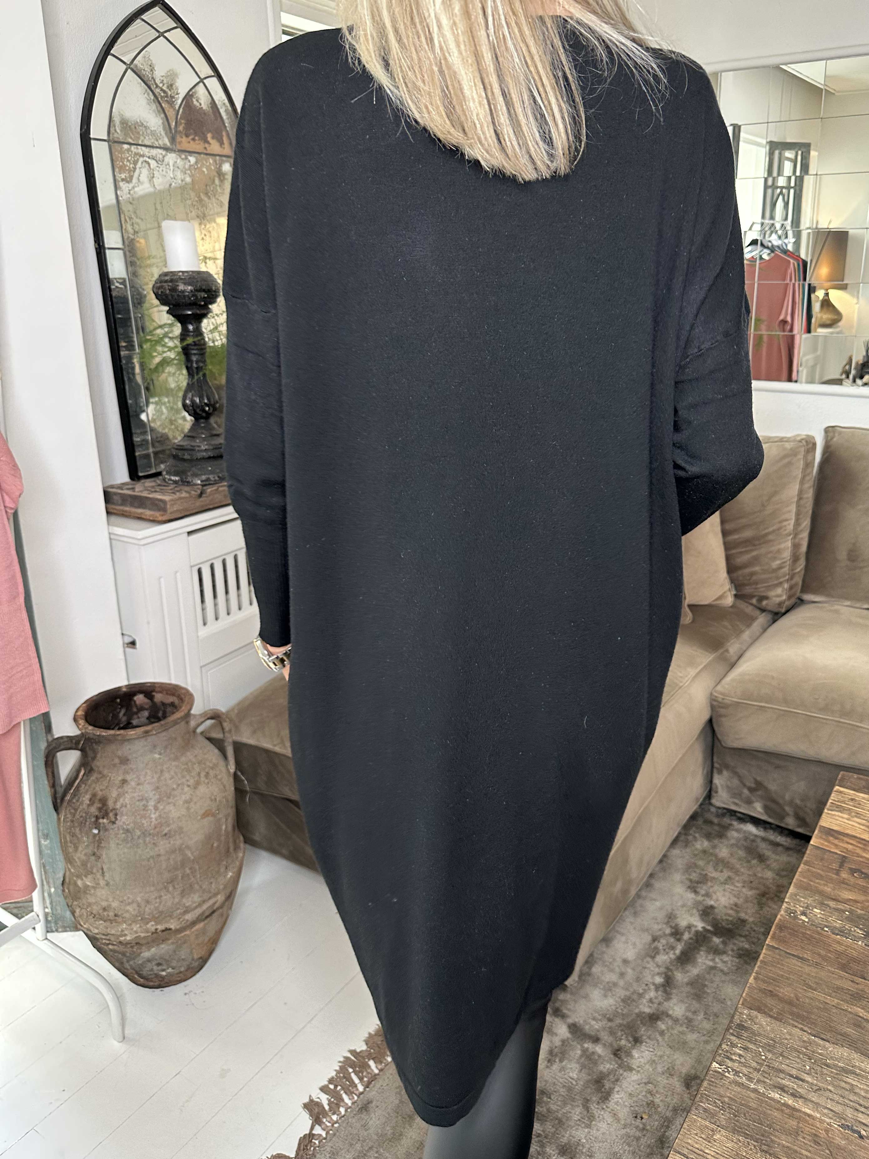 Amilie - Blød strikkjole med blomstermotiver